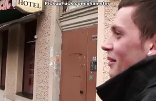 XXX Gummiluder wichst sich phim ses co phu de mit dem Vibrator